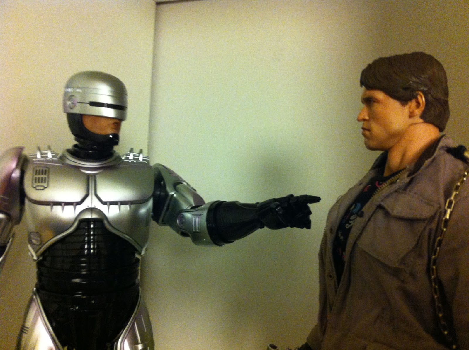 Робокоп без шлема. Робокоп хот Тойс. Robocop без шлема. Робокоп снимает шлем. Робокоп без шлема 2077