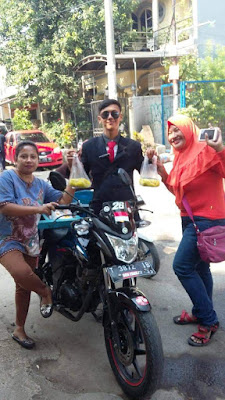 Tukang tahu keren. Jualan pake motor sport dan pake jas dasi Tukang tahu keren. Jualan pake motor sport dan pake jas dasi