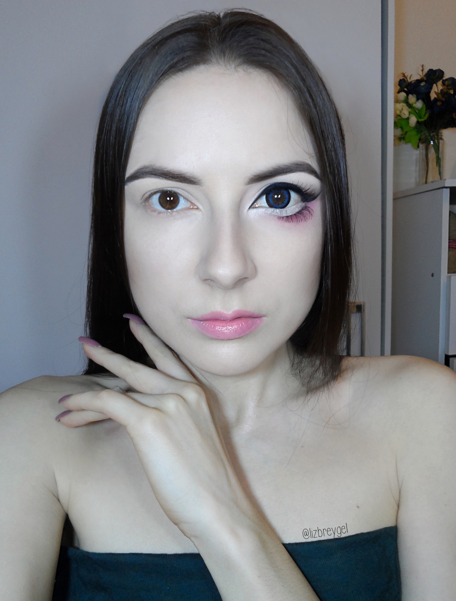 Liz Breygel's selfie with an anime inspired bie eye makeup look