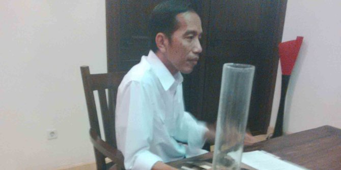 HTI: Jokowi Masih Bisa Nge-Vlog dan Selfie, Apanya yang Genting? HTI: Jokowi Masih Bisa Nge-Vlog dan Selfie, Apanya yang Genting?