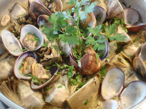 guiso de alcachofas con almejas