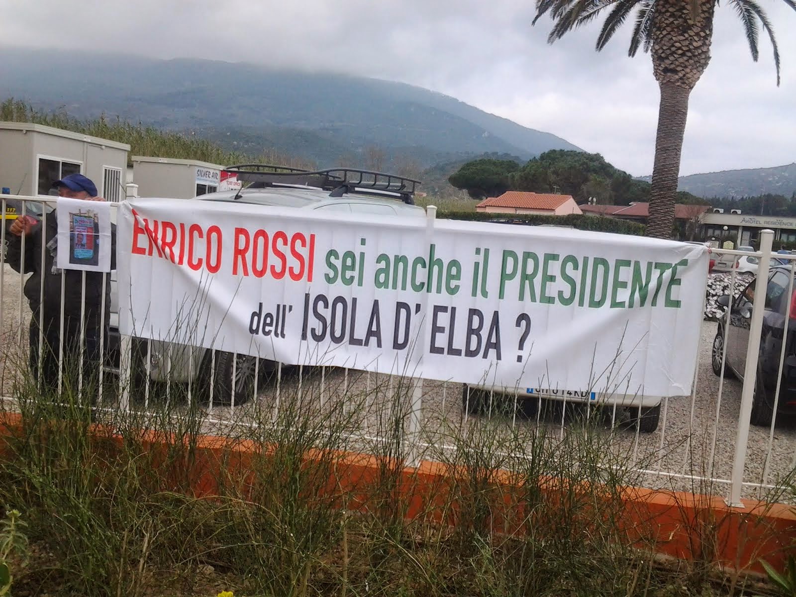 Elba, contestato il Presidente Rossi all'aeroporto