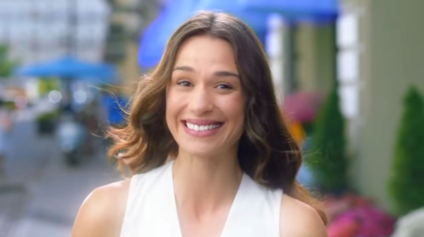 Modella Listerine pubblicità Advanced White con Foto - Testimonial Spot Pubblicitario 2017