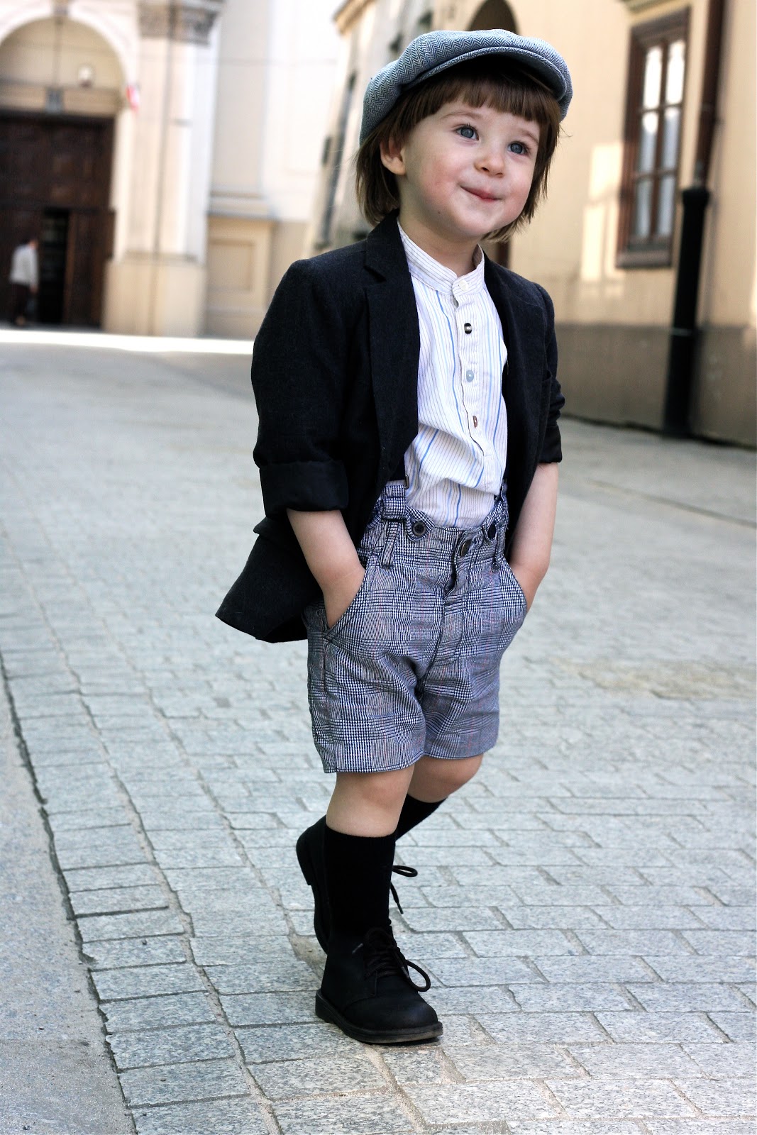 Маленький француз. Стиль Гаврош. Парижский Гаврош стиль. Стильный образ для мальчика 10 лет. Французский стиль в одежде для мальчиков.