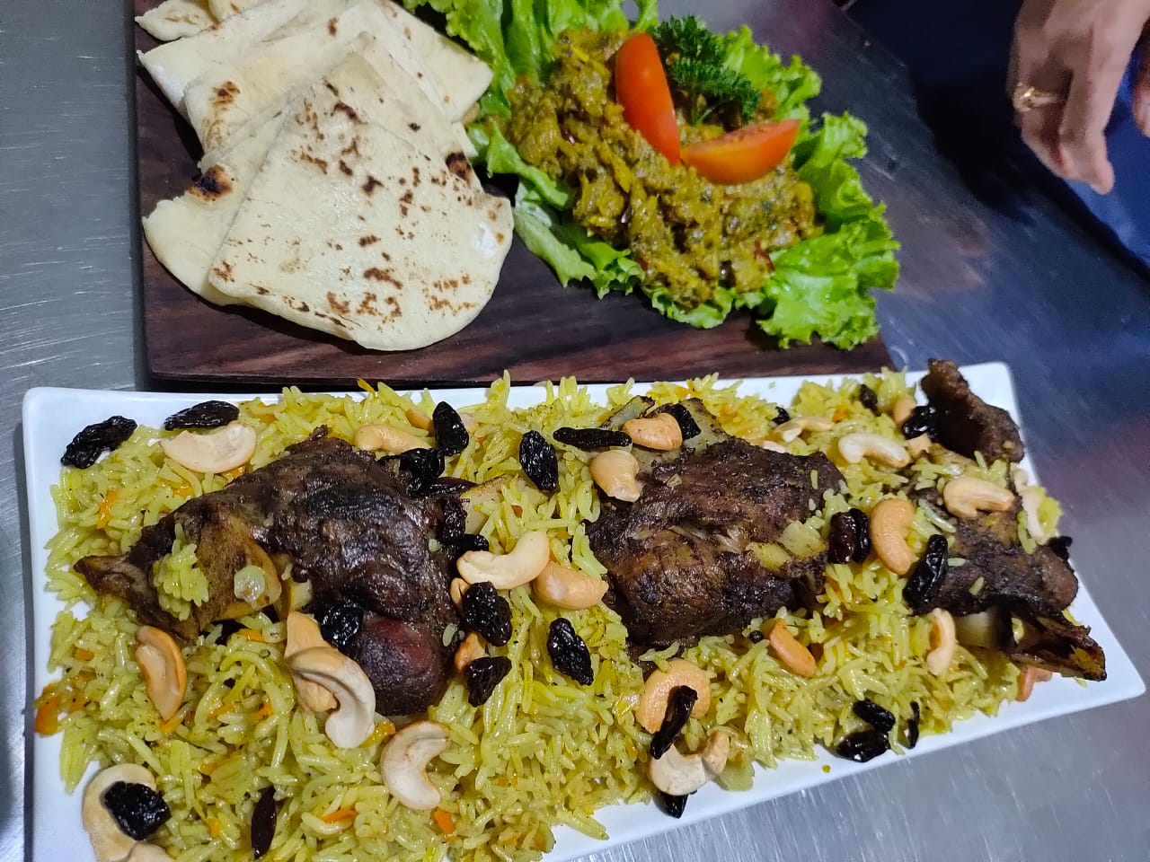 Nasi mandhi, roti arab, dan salad zaalouk