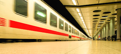 Op Schiphol Airport staat de IC naar Berlijn als internationale trein gereed voor vertrek.