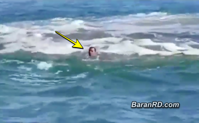 Video: Hombre se lanza al mar para evitar ser apresado en Nagua Video: Hombre se lanza al mar para evitar ser apresado en Nagua
