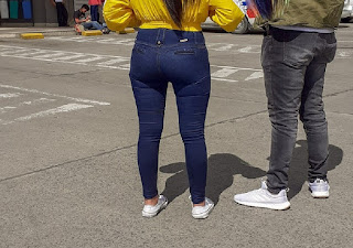 Bonita chava con buen trasero en pantalon liso Bonita chava buen trasero pantalon liso