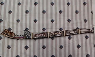 Parang dengan gagang tanduk kerbau dan sarung terbuat dari kayu hitam Parang dengan gagang tanduk kerbau dan sarung terbuat dari kayu hitam