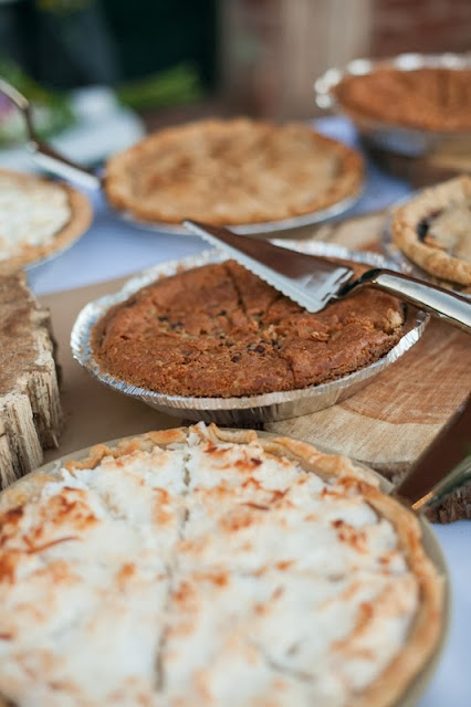 Not wedding cake but wedding pies A delicious (and budget-friendly) alternative to wedding cake | Lindsay Eryn