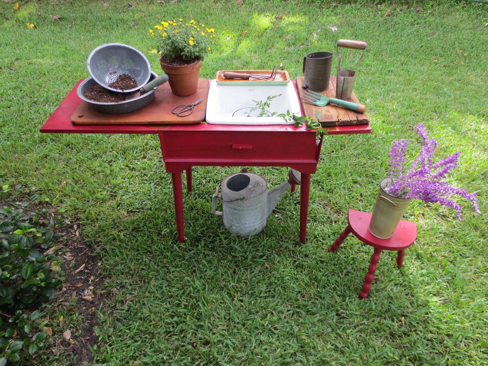 Red Shed Vintage: Trash Talk Thursday: Sew Simple Potting Bench!