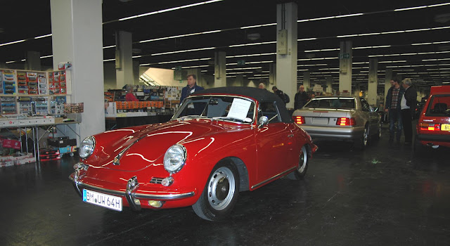 Roter Porsche vor Teilemarkt auf der Retro Classics Cologne