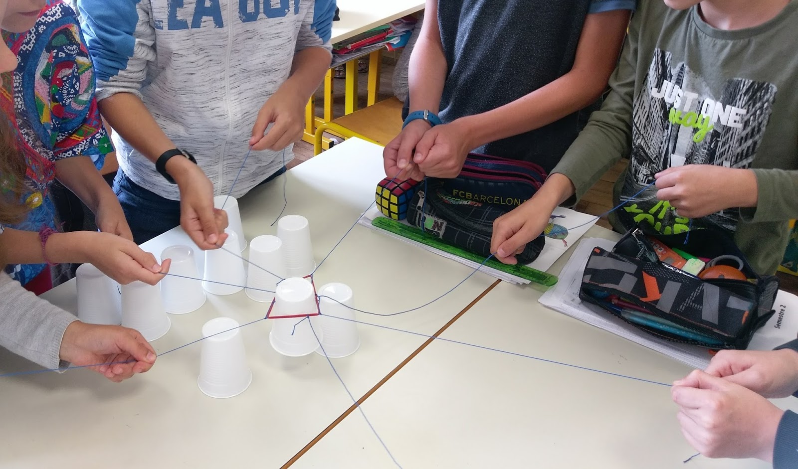 Créer et coopérer... Des jeux coopératifs pour fonder le climat de classe Créer et coopérer... Des jeux coopératifs pour fonder le climat de classe
