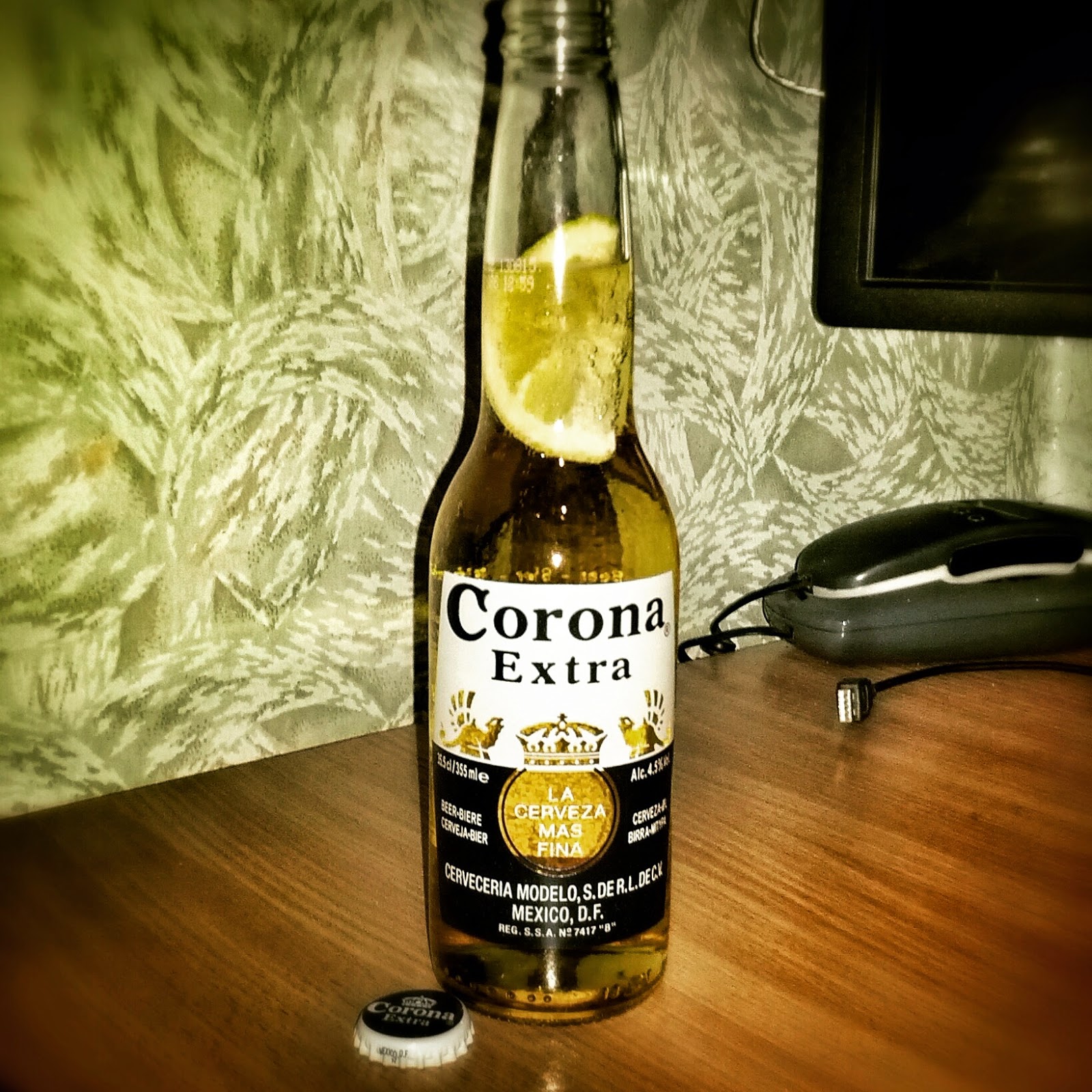 Как пить пиво корона. Corona Extra пиво. Corona Extra пиво 0,5. Пиво корона Экстра Мексика. Пиво Corona 0.2.