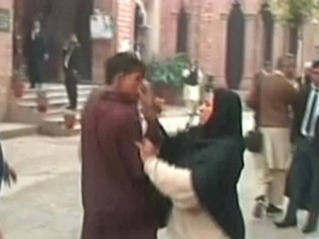 Nargis resident of Nasirabad area of ​​Lahore with the knowledge of his marriage had Vehari. Photo: Express-News