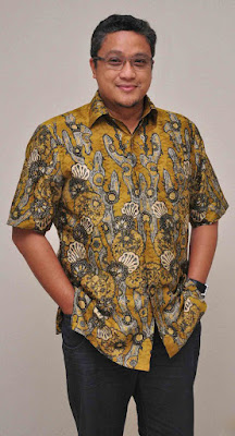 Biografi Dede Yusuf Biografi Dede Yusuf Yusuf Macan Effendi atau populer dengan nama Dede Yusuf, lahir di Jakarta, 14 September 1966. Dede sebelumnya dikenal sebagai seorang aktor laga baik sinetron maupun layar lebar, namun belakangan dirinya terjun di dunia politik. Sebagai politikus, dirinya kini menjadi anggota Dewan Perwakilan Rakyat (DPR-RI) dari Partai Amanat Nasional (PAN). Bahkan beberapa kali namanya muncul dalam bursa calon gubernur dan wali kota. Dede sendiri adalah anak kedua dari pasangan (alm) Ir. Tammy Effendi dan penyanyi Rahayu Effendi, sedangkan kakak kandungnya adalah Bob Soelaiman Effendi. Almarhum ayah Dede bekerja sebagai Direktur di Taman Ismail Marzuki (TIM), yang mengurusi tempat pertunjukan dan kesenian tersebut. Sementara ibunda, adalah seorang penari di Istana Bogor dan Pramugari Garuda yang beralih profesi menjadi bintang film pada 1965. Saat kehamilan Dede, ibunya masih harus membintangi sebuah film, dan ketika Dede lahir, salah satu filmnya, MACAN KEMAYORAN sukses di masyarakat. Hal inilah yang membuat ayahnya menamakan dirinya dengan nama Macan. Dede remaja banyak tertarik pada olahraga Body Building dan Beladiri. Smenjak SMP dirinya telah mengikuti program Weight Training seperti idolanya aktor Hollywood yang kini menjadi gubernur Kalifornia, Arnold Schwarzenegger. Tidak hanya pencak silat yang dipelajarinya, Dede