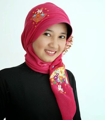 Contoh model jilbab untuk wajah bulat Contoh model jilbab untuk wajah bulat