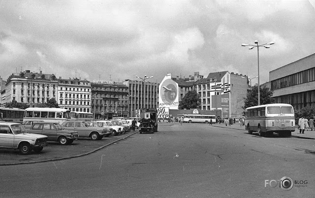 1982 год. Рига. Привокзальная площадь, почта и автостоянка. Реклама Аэрофлота и плакат "60 лет СССР".