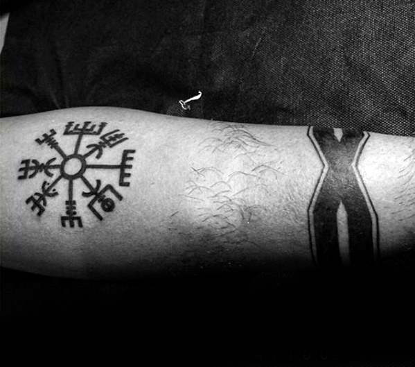 tatuaje de vegvisir vikingo