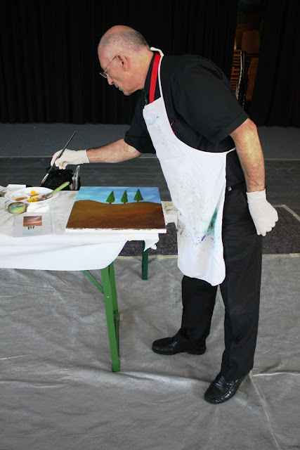Petar bei der Acrylmalerei © Copyright Monika Fuchs, TravelWorldOnline