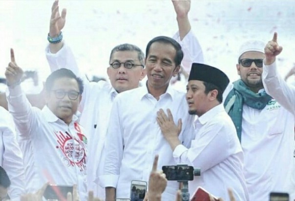 Yusuf Mansur Share Foto Jokowi Masuk Kabah, Netizen: Dah Masa Tenang Tad, Jangan Kampanye Mulu Yusuf Mansur Share Foto Jokowi Masuk Kabah, Netizen: Dah Masa Tenang Tad, Jangan Kampanye Mulu