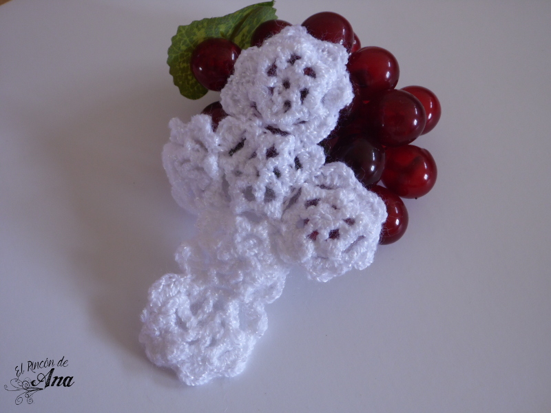Cruz de crochet como recuerdo para una Primera Comunión