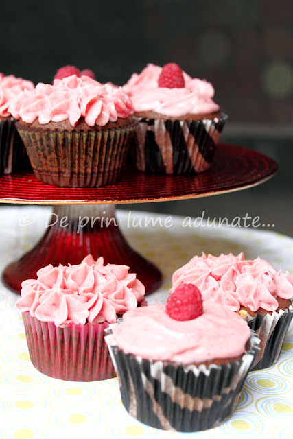 Cupcakes cu doua ciocolate si crema de zmeura/ Double chocolate cupcakes with raspberry cream