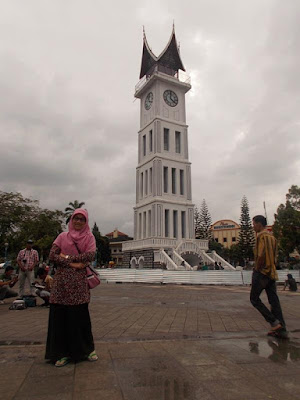 jam gadang berfoto di depan jam gadang bukit tinggi