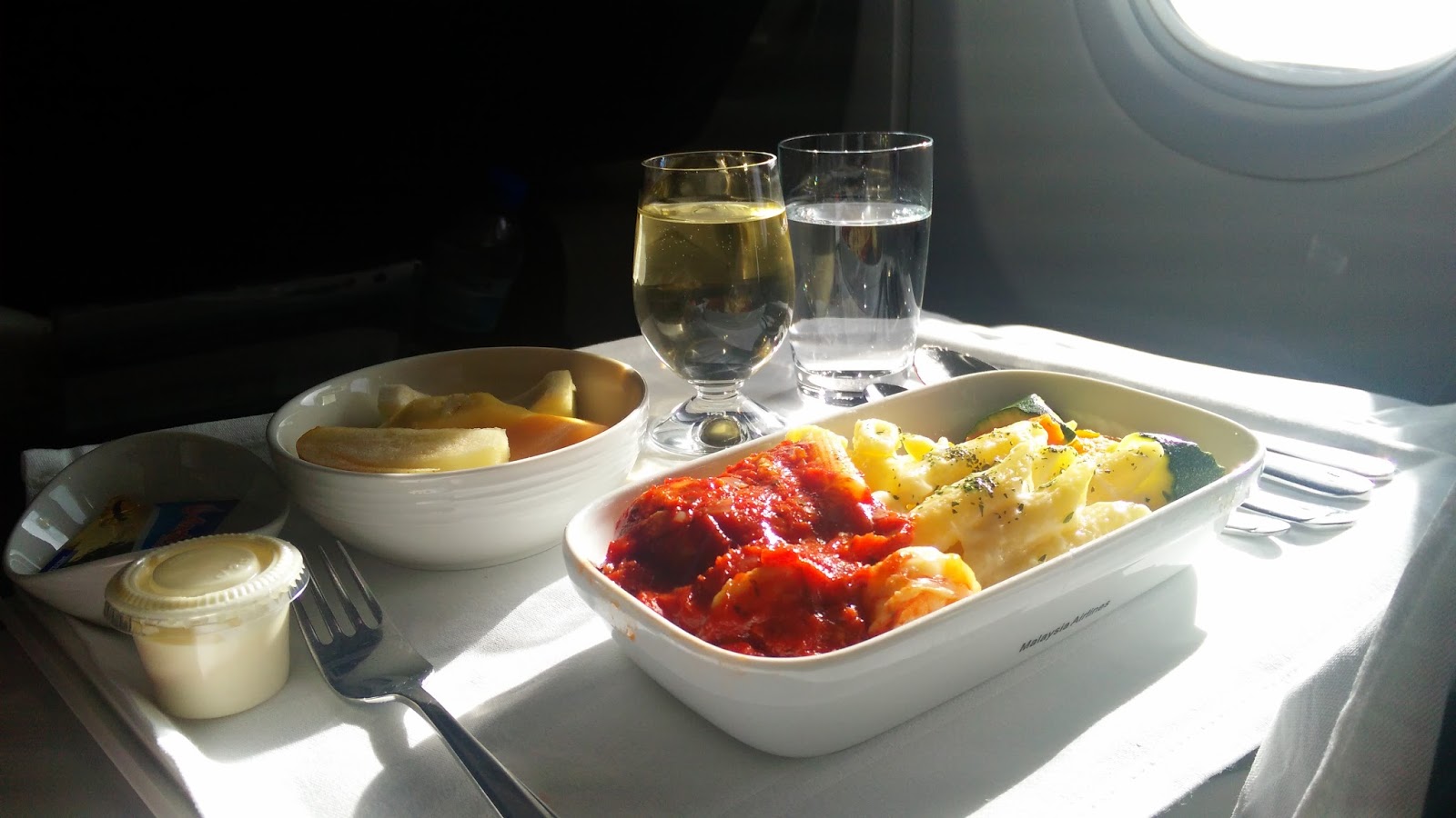 黑老闆說︱聰明選搭商務艙 馬來西亞航空 B737-800 business class 黑老闆說︱空姐說他們供應的是早午餐,不是早餐,所以還有主菜,今天吃的是明蝦筆管麵。