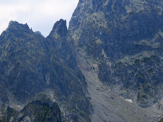 Czerwona Ławka (słow. Priečne sedlo; 2352 m n.p.m.). Czerwona Ławka (słow. Priečne sedlo; 2352 m n.p.m.).