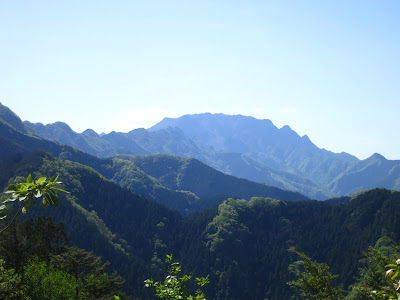 四阿屋山の山頂から両神山を眺める