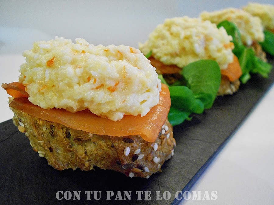 Pinchos de salmón ahumado y surimi