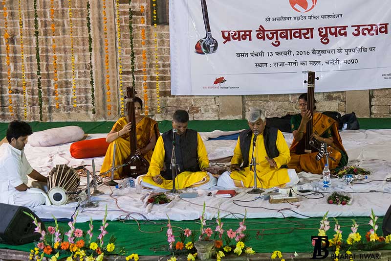 Ramakant and Umakant Gundecha sing Jheeni jheeni beeni chadariya,  with Roman Das on pakhawaj. — Photo © Bharat Tiwari