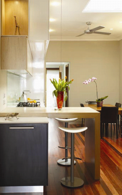 cocina berenjena y madera clara3 cocina