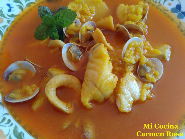 CAZUELA DE ARROZ CALDOSO CON PESCADO, ALMEJAS Y CALAMARES