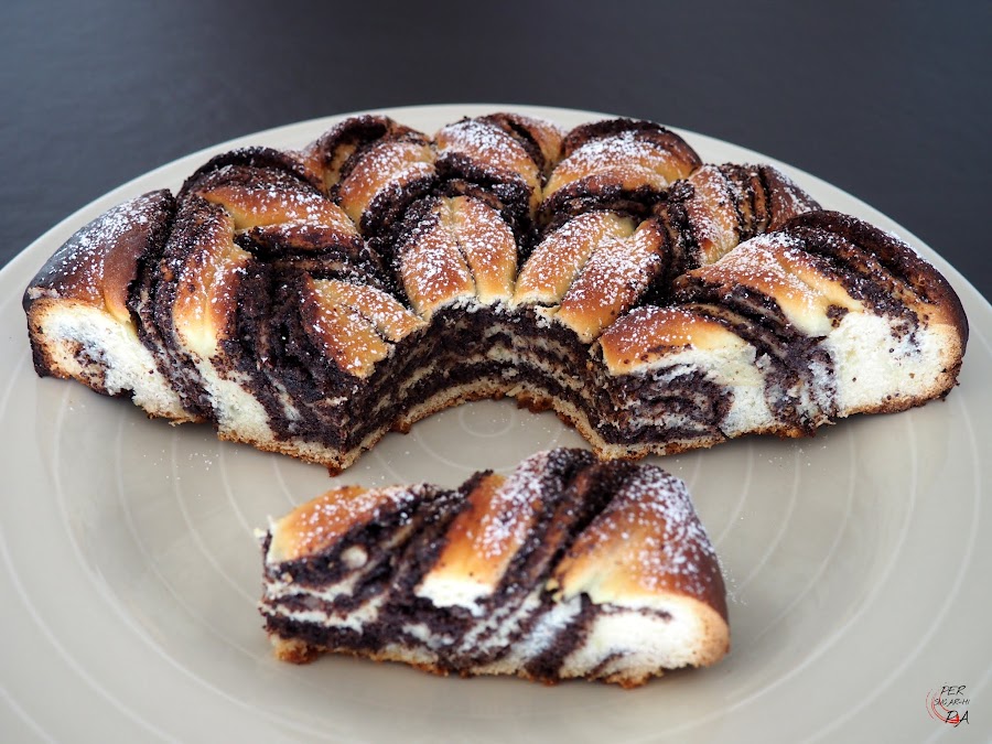 Makowiec, un pan dulce con relleno de semillas de amapola, almendras, pasas, naranja confitada y claras montadas. Un clásico polaco de Navidad, Semana Santa y cualquier celebración especial.