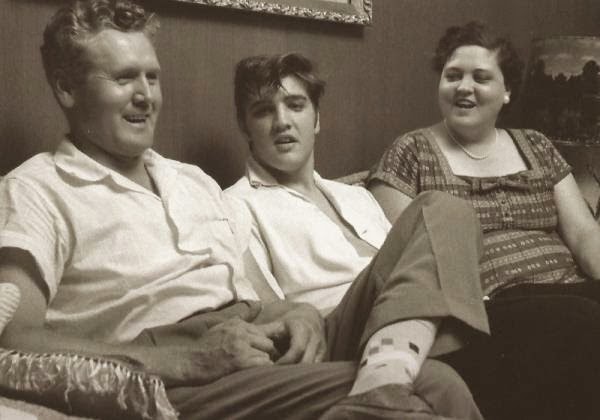 Resultado de imagem para elvis and gladys presley