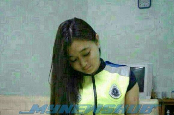 Sekeping gambar anggota polis dengan "mainan" menjadi tumpuan ramai di