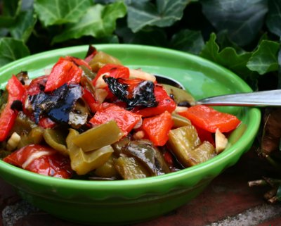 Grilled Pepper & Tomato Salad, another easy summer salad ♥ AVeggieVenture.com. Weight Watchers Friendly. Low Carb. Vegan. Weeknight Easy, Weekend Special. 