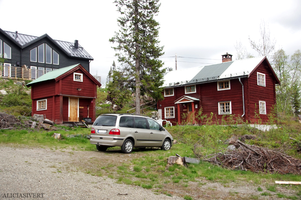 Farfarstugan, foto av Alicia Sivertsson. aliciasivert, alicia sivertsson, alicia sivert, fjällvandring, vandra i fjäll, fjällen, vemdalen, vemdalsskalet, hike, hiking in sweden, härjedalen, norrland, sverige, farfarstugan
