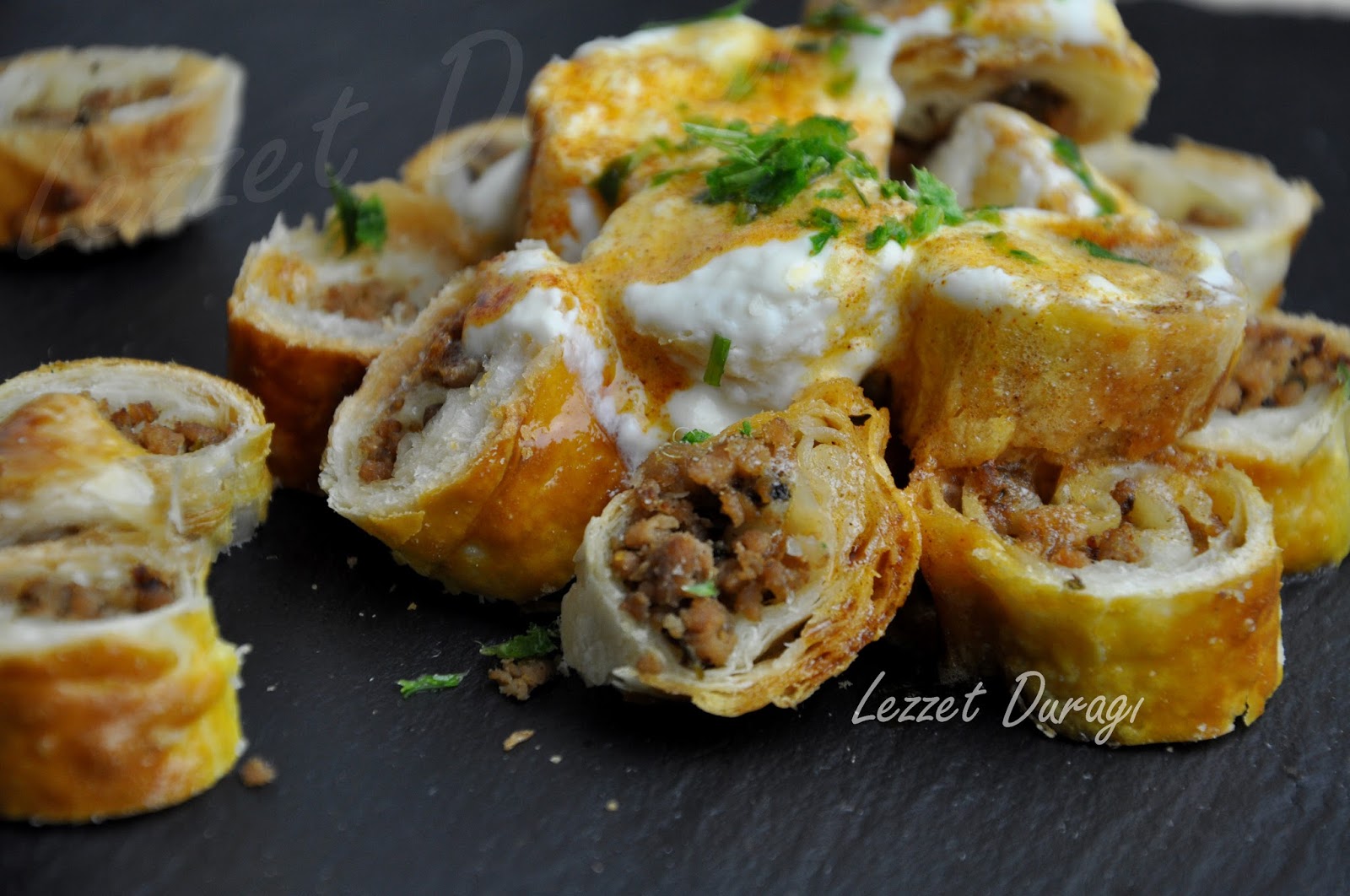 Lezzet Duragi Yoğurt Soslu Kıymalı Börek