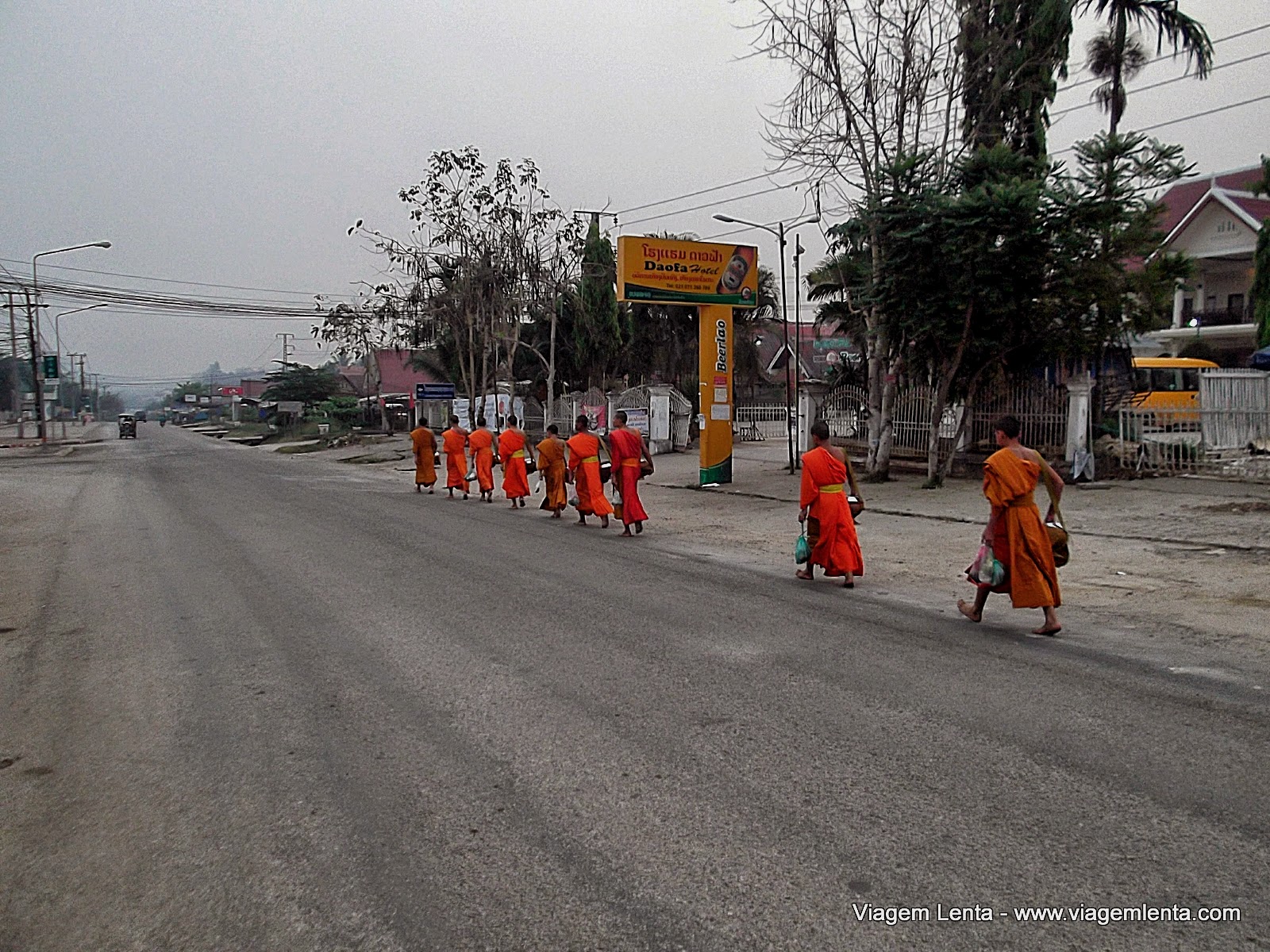 Dias 118 a 121 da viagem: Luang Prabang, monges e almsgiving, Laos. Relato de viagem à cidade de Luang Prabang, norte do Laos em meio a centenas de monges. Almsgiving e cachoeiras Kuang Si, um espetáculo.