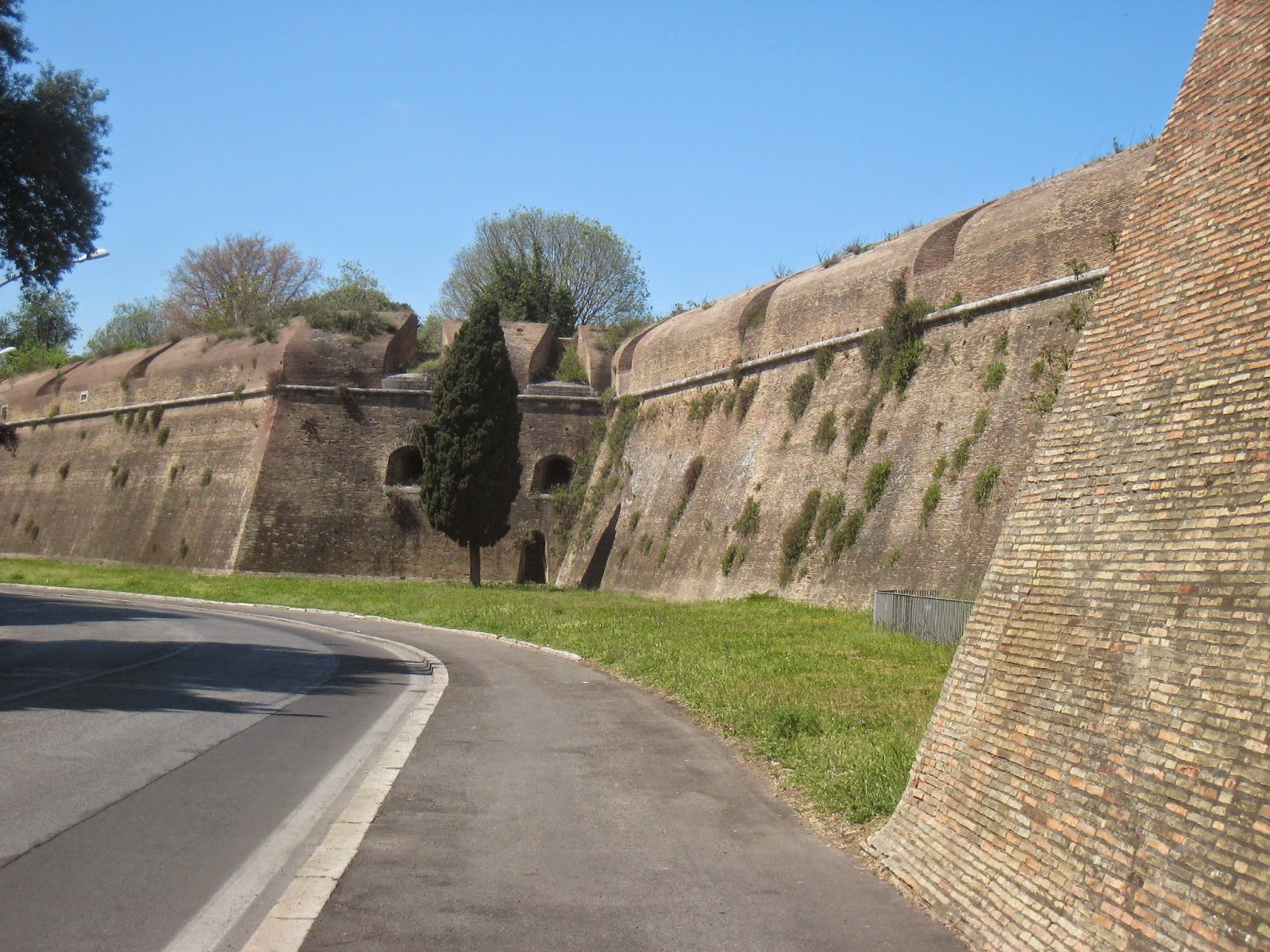 Стены древнего рима. Стена Аврелиана в Риме. Оборонительная стена Аврелиана. Оборонительная стена Рима. Серьвеева стена в Риме.