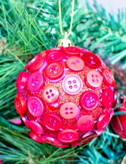 http://translate.googleusercontent.com/translate_c?depth=1&hl=es&prev=search&rurl=translate.google.es&sl=en&u=http://www.hopefulhoney.com/2013/12/diy-button-christmas-bauble.html&usg=ALkJrhhaB1WVGaynZkBAKRPblrnEOB8Tww