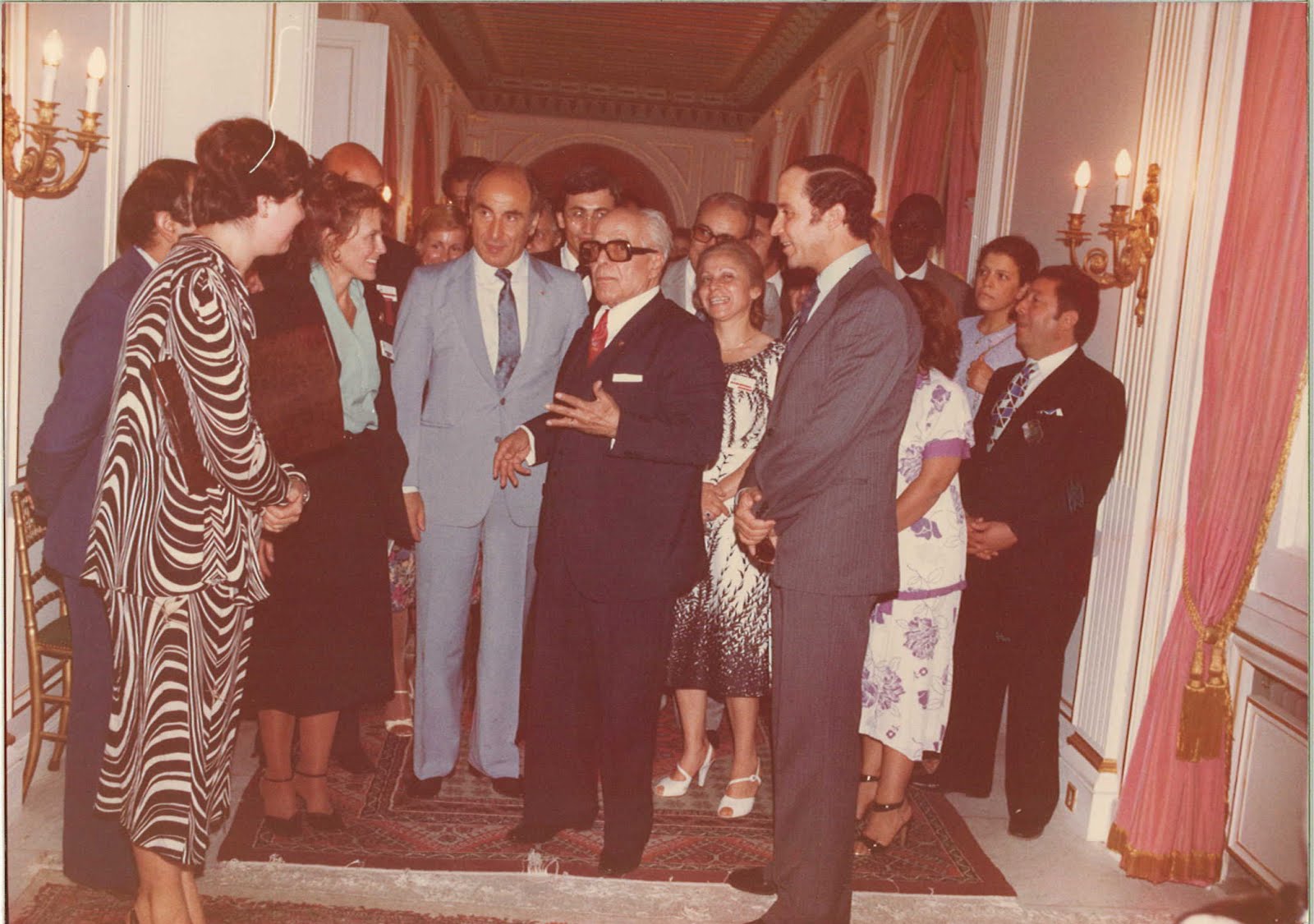 Habib Bourguiba détendu dialoguant avec une représentante américaine