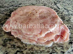 Snitele cu cartofi in crusta preparare reteta - carnea de porc feliata si piperata