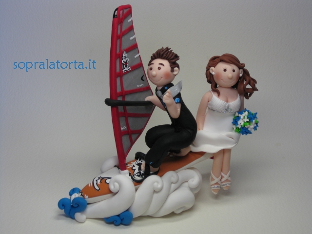 Figure Torta Sposi Surfisti Mopec - 13,5 X 19 Cm | Decorazione Matrimonio Originale E Colorata - Foto 4