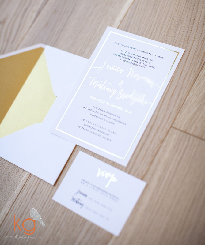 złota ramka, pozłacane, gold foil, glamour, oryginalne, nietypowe, wyjątkowe, eleganckie, złota koperta, ozdobna, błyszczące zaproszenia, białe, złote, minimalistyczne, zaproszenia ślubne, papeteria ślubna, poligrafia ślubna, projekty ślubne, oryginbalne zaproszenia, nietypowe, wyjątkowe, eleganckie zaproszenie, minimalistyczne, złote zaproszenie, zaproszenie z ramką, kaligraficzne, kaligrafia na ślubie, ręcznie robione, kg design papeteria ślubna