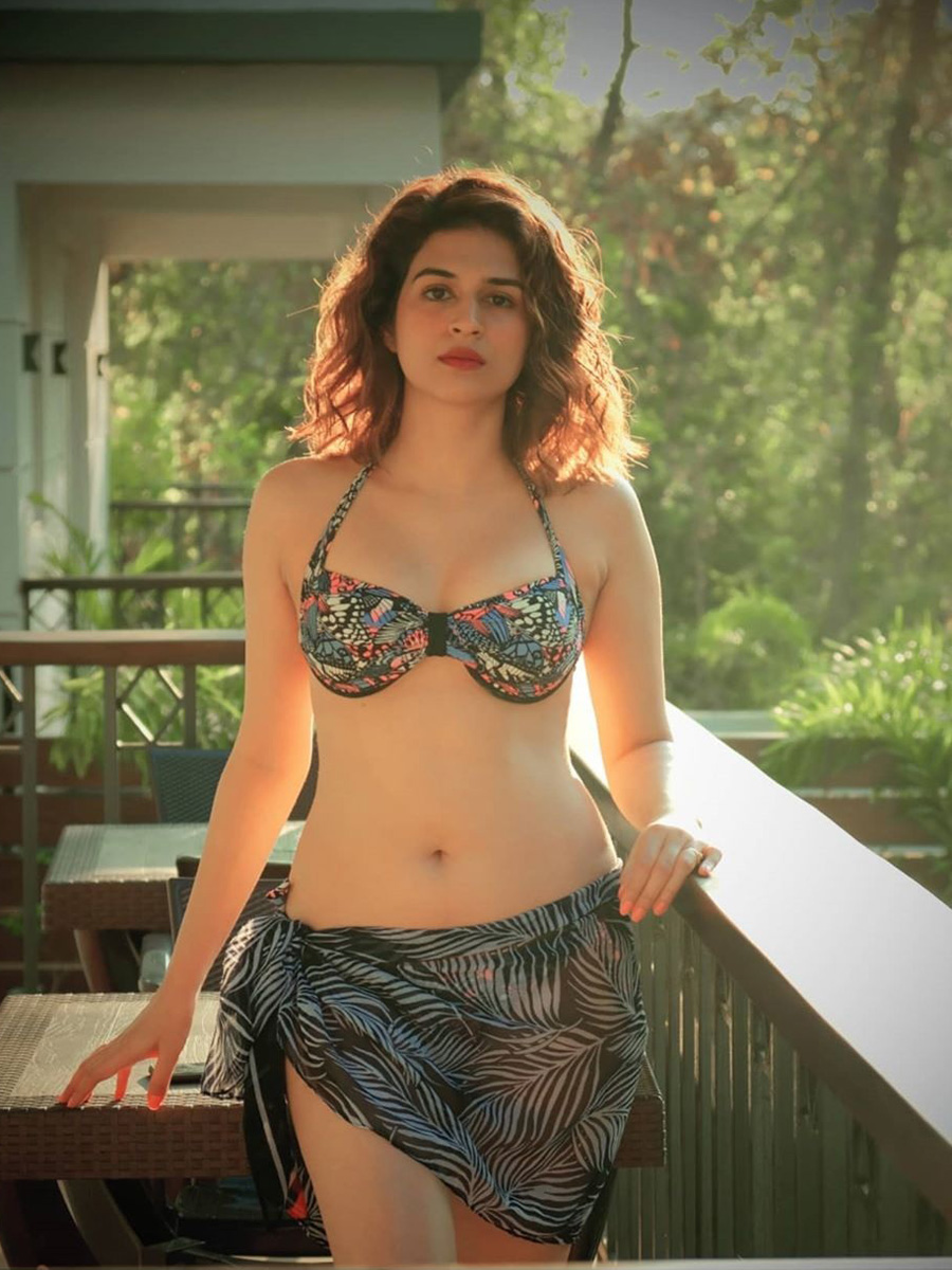 Actress Shraddha Das Hot Bikini Photo Shoot. 