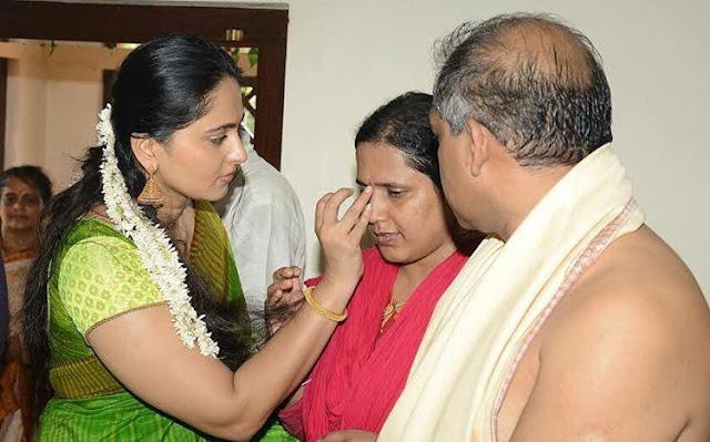  Anushka Shetty Unseen Pic with Family